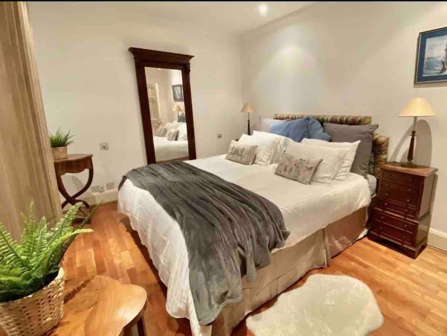 Spacious Flat In The Most Desirable Area Of London Exterior photo