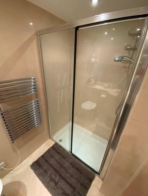 Spacious Flat In The Most Desirable Area Of London Exterior photo