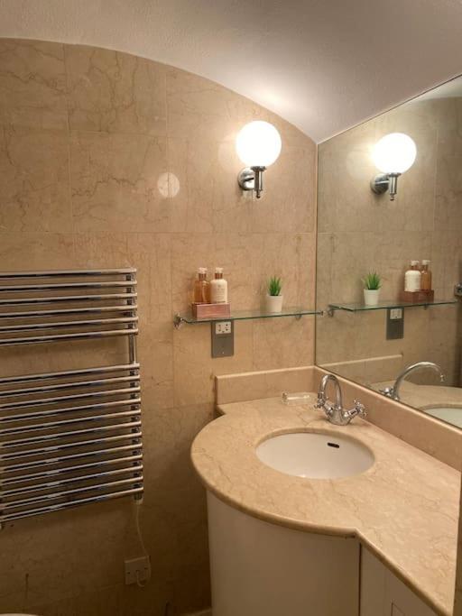 Spacious Flat In The Most Desirable Area Of London Exterior photo