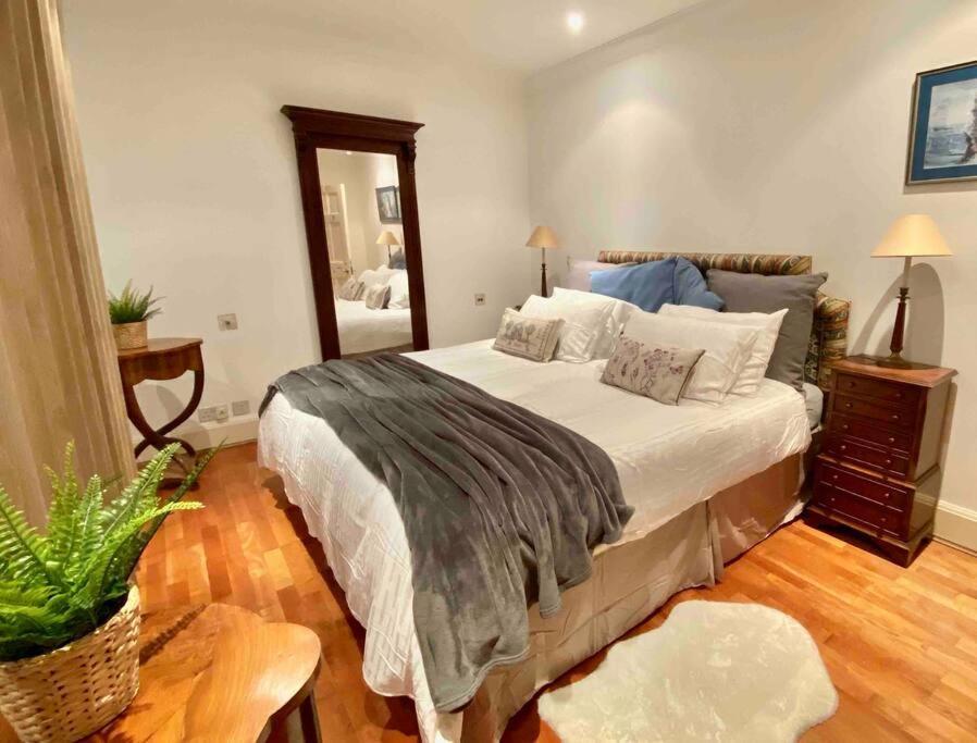 Spacious Flat In The Most Desirable Area Of London Exterior photo